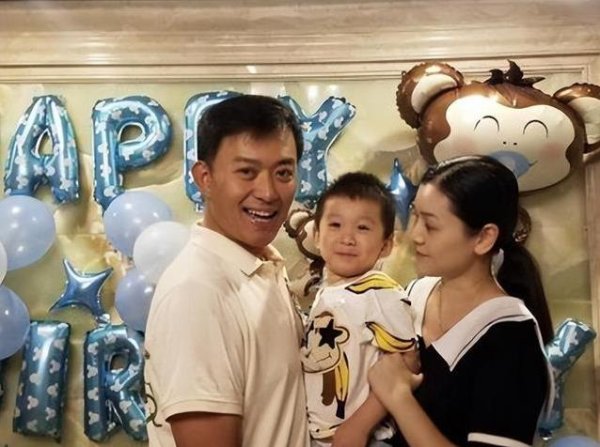 富豪优配 古装男神痛失婚姻，只因丁克分歧，娶小12岁娇妻儿女双全