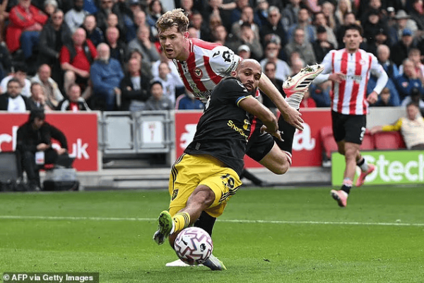 期配宝 邮报独家: 针对小蜜蜂中卫科林斯事件, 曼联评估是否要上诉